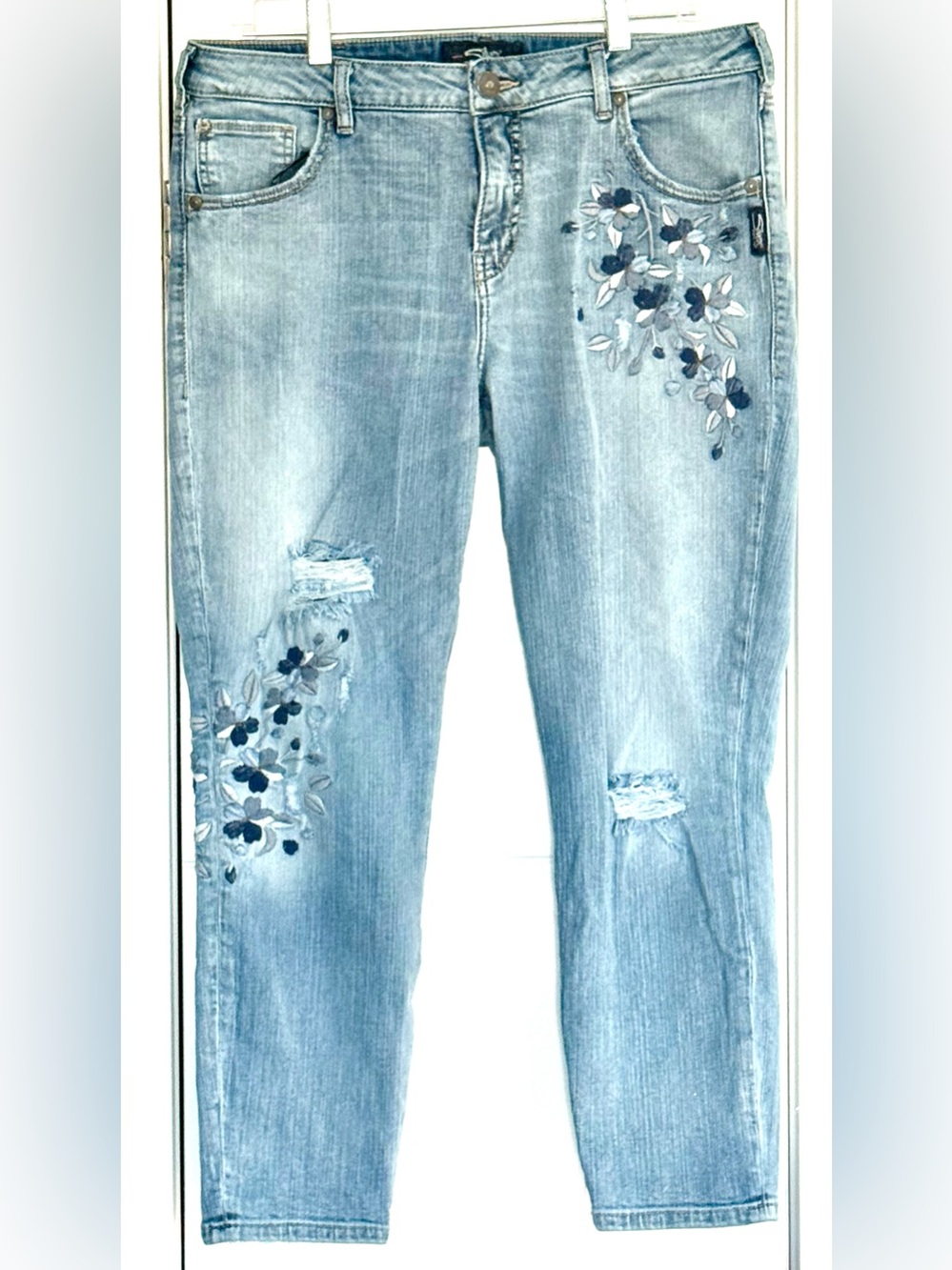 🌸 Silver Jeans Co. - IZZY
Embroidered Floral Distressed Skinny Jeans 🌸